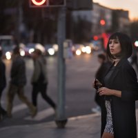 Стильная, гламурная  Мария на фоне невзрачных пешеходов :: Viktoria Anufrieva
