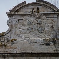 На фронтоне дворца остатки фамильного герба Орловых - два льва и два орла. :: Наталья Rosenwasser