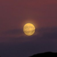 Восход Луны во время заката солнца :: Георгий А