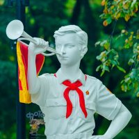 Скульптура пионера. город Курск :: Руслан Васьков