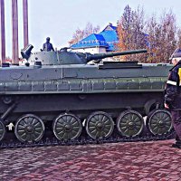 Октябрь..У машины боевой! :: Владимир 