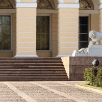 Санкт-Петербург. Сторожевой лев у входа в Михайловский дворец :: Стальбаум Юрий 