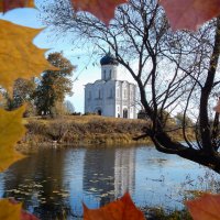 Золотая осень у храма Покрова :: Александр Ковальчук