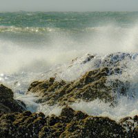 Большие камни не помещают волну двигаться вперёд :: Георгий А