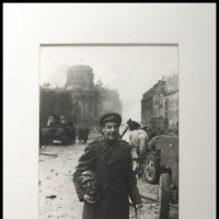 Евгений Халдей / Поэт Евгений Долматовский со скульптурной головой Гитлера / 2 мая 1945 г. :: zavitok *