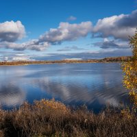 Золотая осень. Солнечный день на Волге :: Galina 