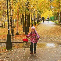 Октябрь...Зонт- тросточка у школьницы! :: Владимир 