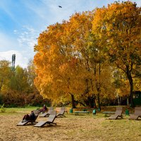 Октябрь,но пляж еще полон солнца... :: Anatoly Lunov Октябрь,но пляж еще полон солнца... :: Anatoly Lunov