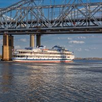 Теплоход под мостом на Волге :: Александр Синдерёв