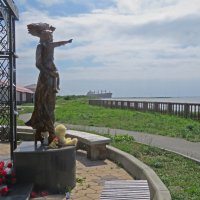 Памятник жене моряка, которая ждет мужа, вглядываясь в морскую даль, с ребенком на руках :: ИРЭН@ . Памятник жене моряка, которая ждет мужа, вглядываясь в морскую даль, с ребенком на руках :: ИРЭН@ .