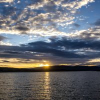 Рассвет на озере. :: Сергей Воротников