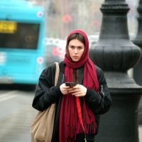 На невском, в ожидании автобуса. Ранняя весна. :: Владимир Тарасов