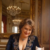 A woman and a white cat :: Vsevolod Boicenka