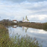 Вид на реку Каменка и Ильинскую церковь в Суздали. :: Михаил Онипенко