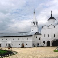 Монастырская гостиница и Святые ворота с храмом Вознесения Господня (Феодора Стратилата) и колокольн :: Александр Ильчевский 