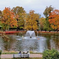 Молодёжь у фонтана в Петергофе. :: Лия ☼