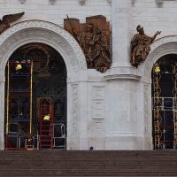 Бронзовые скульптурные композиции, украшающие храм. :: Татьяна Помогалова