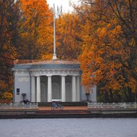 Павильон под флагом на Елагином острове :: Магомед .