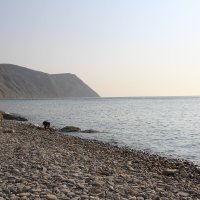 Чёрное море и малыш, играющий на берегу. :: Екатерина Леш