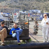 Продавцы рыбы зависли в телефонах.. :: Геннадий Валеев