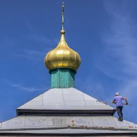 отец Андрей на крыше храма :: Олег Семенов