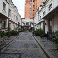 во дворе  ресторана :: Галина R...