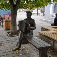 "Гармонист" на площади Ленина в Ельце :: Татьяна Машошина