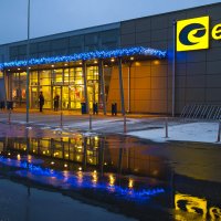 Утром у супермаркета... :: Елена Пономарева