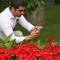 мужчина и цветы :: Олег Лукьянов