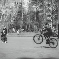 Вело-джигитовка (чб) :: Сергей Царёв