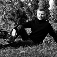 Человек в тёмном. :: Василий Палий