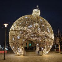 Елочный шарик на Добрынинской :: <<< Наташа >>>