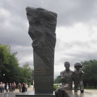 Памятник металлургам «Преемственность поколений» :: Александр Ильчевский Памятник металлургам «Преемственность поколений» :: Александр Ильчевский