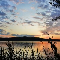 Встаёт над озером рассвет... :: Надежда Куркина Встаёт над озером рассвет... :: Надежда Куркина