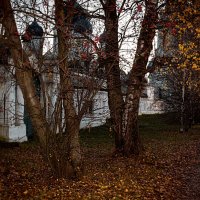 Вечером вдоль монастырских стен :: Сергей Цветков Вечером вдоль монастырских стен :: Сергей Цветков