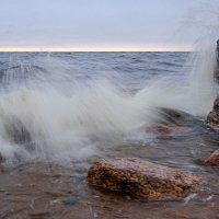 Камни не помещают волны идти вперёд :: Георгий А