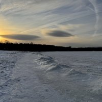 Зимний пейзаж: лёд, вышка и закатное небо :: Сергей Адигамов Зимний пейзаж: лёд, вышка и закатное небо :: Сергей Адигамов