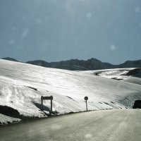 Солнце светит, снежинки летят, спускаемся с перевала... :: Галина Ильясова