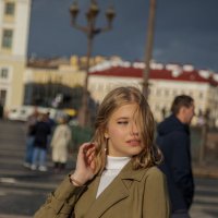 Девушка на Дворцовой площяди :: Andreas Tor Девушка на Дворцовой площяди :: Andreas Tor