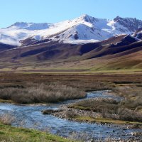 Бежит, шумит, сверкает горная река... :: Галина Ильясова