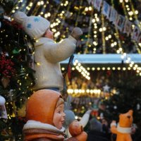 Манежную площадь в Москве украсили ростовыми фигурами старинных ёлочных игрушек. :: александр Манежную площадь в Москве украсили ростовыми фигурами старинных ёлочных игрушек. :: александр