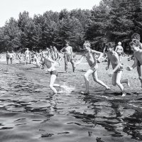 Мальчики третьего отряда - в воду! П/Л «Арсеналец» 1986 г. :: Евгений 