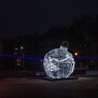 Новогодний шарик на Центральной площади. :: Михаил "Skipper"