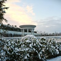 Первый снег и зимняя ротонда! :: Юрий Полторыхин.
