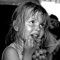Девочка с виноградом :: Андрей 