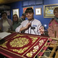 Экскурсовод Алёна из музея золотного шитья "Торжокские золотошвеи". :: unix (Илья Утропов)