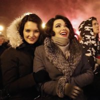 Девушки смотрят на новогодний салют (2) :: Игорь Парв Девушки смотрят на новогодний салют (2) :: Игорь Парв