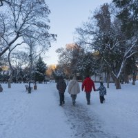 На прогулку всей семьёй :: Валентин Семчишин На прогулку всей семьёй :: Валентин Семчишин