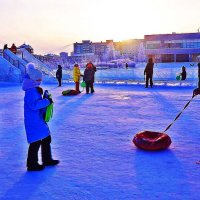 Январь...Полдень в ледовом городке! :: Владимир 