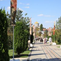 Аллея к храму :: Леонид 